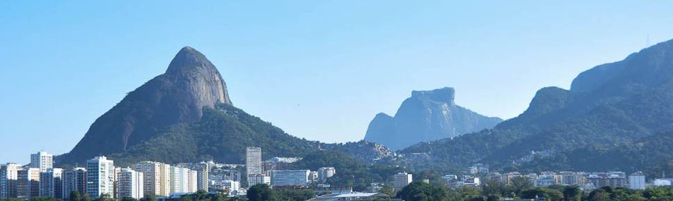 Lagoa Rodrigo de Freitas em dia de céu azzul, um dos mais belos e conhecidos cartões postais do Rio de Janeiro, Ao fndo, a Pedra da Gávea, que vamos subir em alguns dias